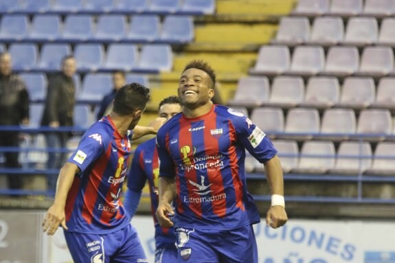 El goleador Pierre celebra su tanto con el Extremadura ante el Real Jaén. :: JM Romero