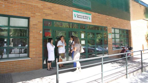 Entrada del centro de salud Manuel Encinas de Cáceres.