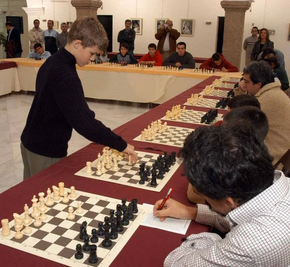 Carlsen, en 2004, en una simultánea en la Asamblea. :: j. m. romero