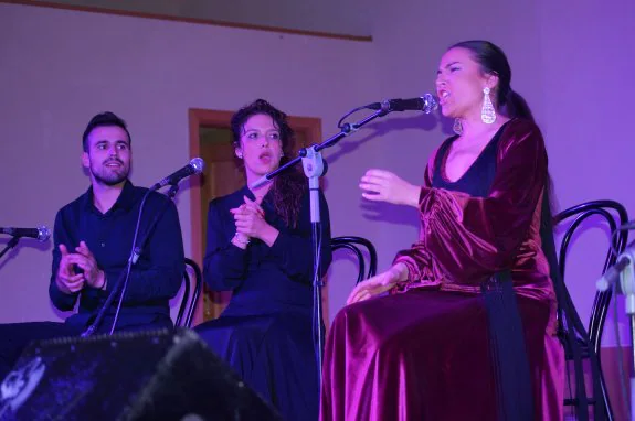 Actuación de la cantaora de Herrera del Duque Celia Romero. 