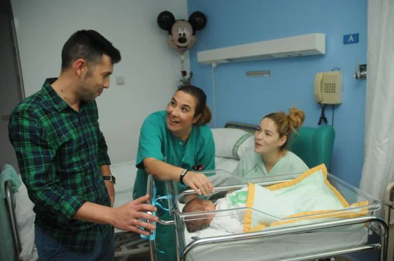 Juana Cordón, en el hospital de Mérida, atiende a una pareja que acaba de tener un hijo. :: brígido