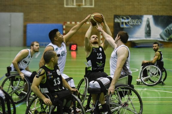 Marten Lilja, del Mideba, intenta un lanzamiento rodeado de contrarios. :: j. v. arnelas