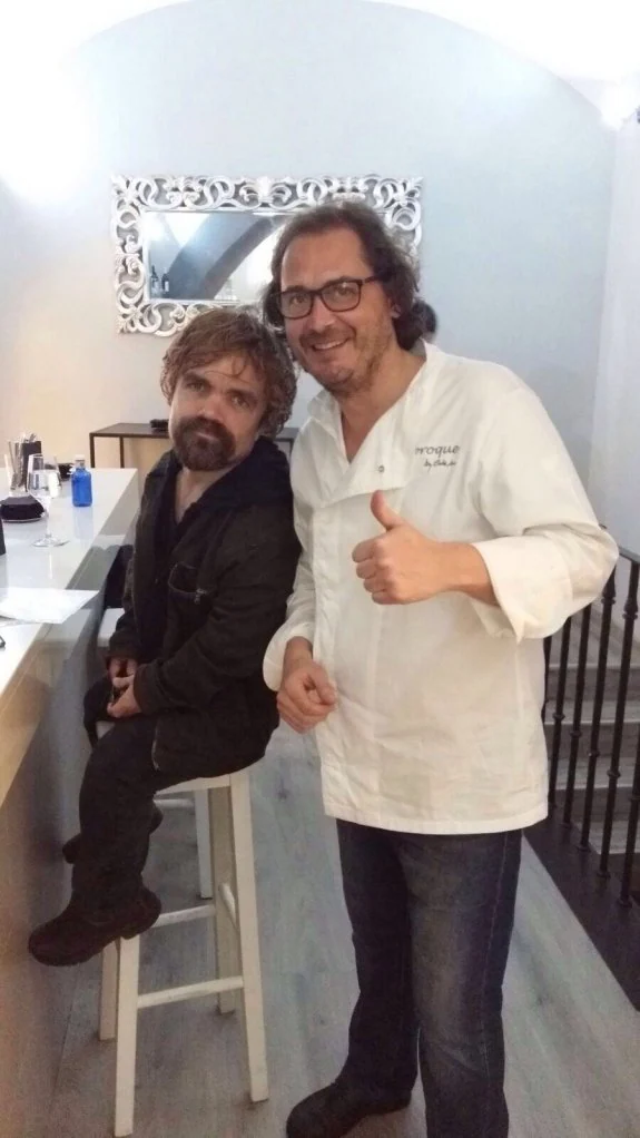 Peter Dinklage con el chef de 'Alboroque' Carlos Masa el viernes . 