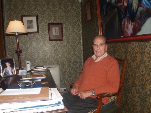 Rafael Rufino Félix Morillón, en el escritorio de su casa de Mérida. :: HOY