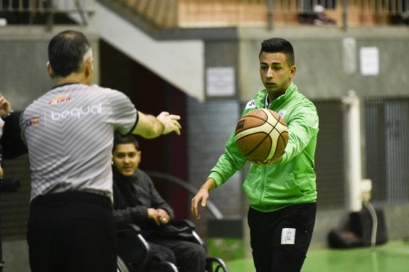 Jorge Borba, entrenador del Mideba, en el partido ante el Albacete en el Nuria Cabanillas. :: j. v. arnelas