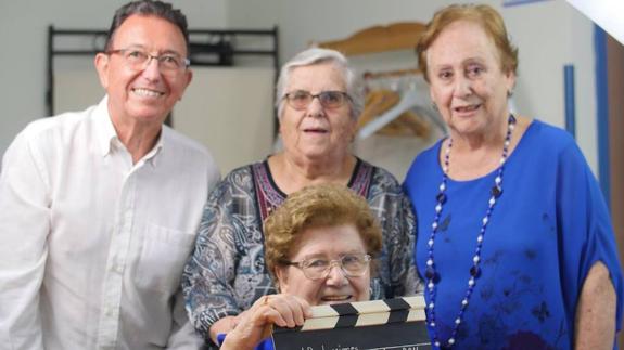 Antonio, María y Carmen posan de pie, junto a María Antonia, que sostiene una claqueta. :: hoy