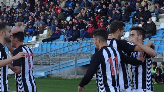 Los jugadores del CD Badajoz celebran uno de los goles