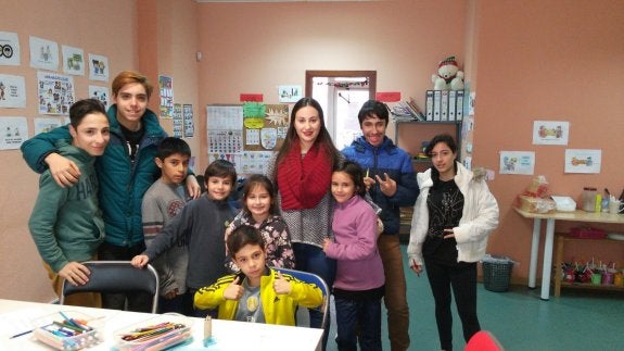 Shayla Regodón es la maestra que se ocupa del centro 'Música por la paz' de Cáceres :: hoy