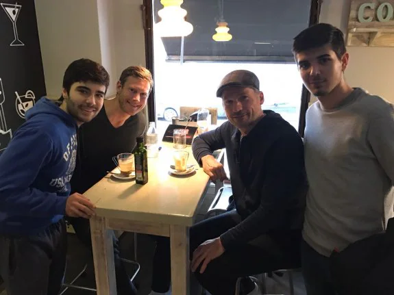 En el centro, los actores Tom Hopper y Nikolaj Coster-Waldau en el gastrobar Charlotte, posando con dos jóvenes cacereños. :: hoy