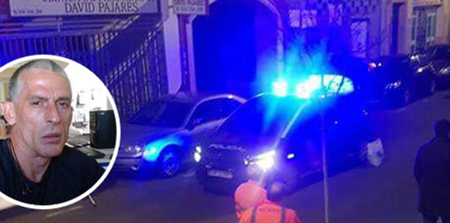 Vehículo de la  Policía Nacional en la calle de la localidad de Don Benito donde anoche un fallecía Manuel González, de 51 años, tras recibir varios impactos de bala