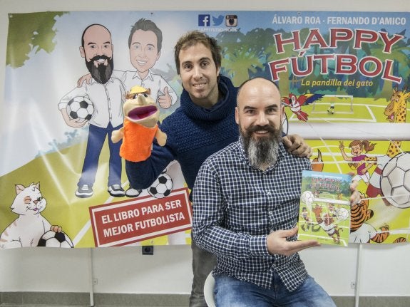 Fernando D'Amico y Álvaro Roa posan con su obra 'Happy Fútbol'. :: PAKOPÍ