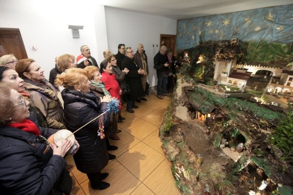 Visita del Coro Rociero al belén municipal instalado en la oficina de  turismo. :: lorenzo cordero 