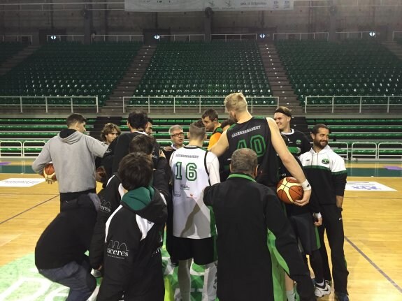 Ñete Bohigas y sus pupilos, ayer en el Multiusos. :: Cáceres basket