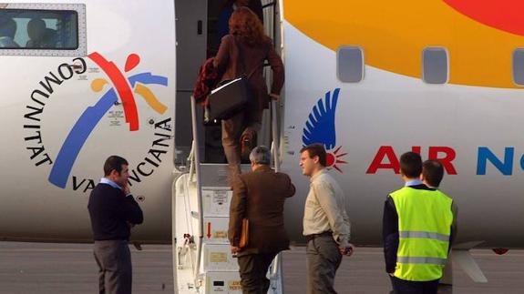 Pasajeros subiendo a un vuelo de Air Nostrum en el aeropuerto de Badajoz. 