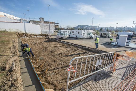Obras ayer, con autocaravanistas al fondo, donde se ve la zona ampliada junto al Puente de Palmas. A.