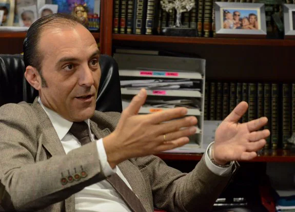 Eladio Buzo, en su despacho del concesionario Autociba. :: casimiro moreno