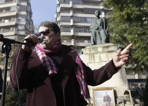 Pepe Extremadura cantando junto a la escultura, que ya tiene las pequeñas figuras de aves. :: l. cordero