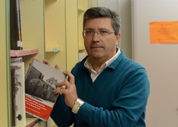El profesor García Carrero, con su libro sobre Gómez Cantos. 