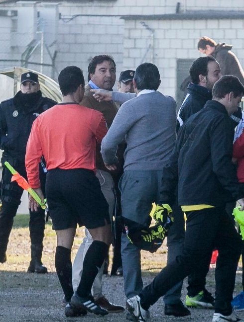 Los técnicos Adolfo Muñoz y José Romero protagonizaron un rifirrafe al término del encuentro. :: J. REY