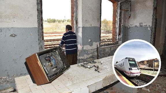 Varios de los pabellones que acogieron a trabajadores y sus familias son ahora basureros / Un tren procedente de Madrid y con destino a Badajoz atraviesa la estación sin detenerse en ella.