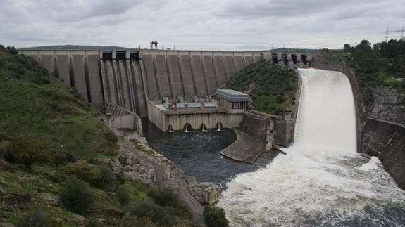 Embalse de Alcántara, en una imagen de archivo, soltando agua. Ahora se encuentra al 49% de su capacidad.