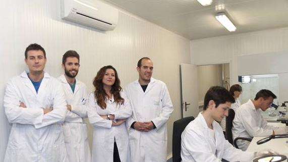 Ana Maroto, gerente de Domca, en el laboratorio de la compañía, con parte del equipo de investigadores.