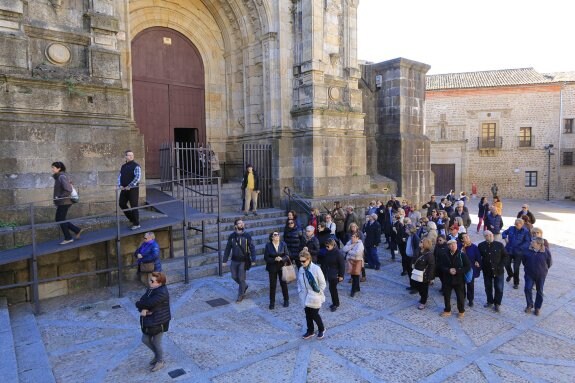 Turistas junto a la entrada a la catedral vieja el pasado mes de noviembre. :: andy solé