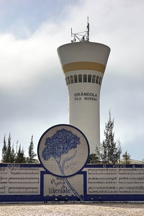 Monumento y depósito, a la entrada de Grândola. :: E.R.