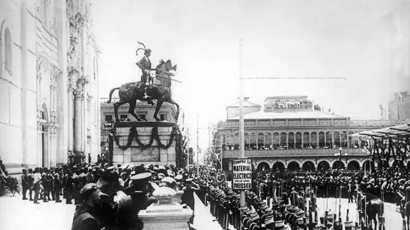 Fotografía de archivo fechada el 18 de enero de 1935 que muestra la inauguración de la estatua del conquistador español Francisco Pizarro, en la catedral de Lima