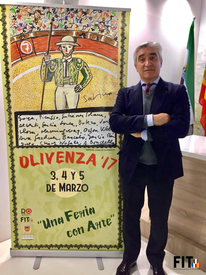 El empresario José Cutiño junto  al cartel