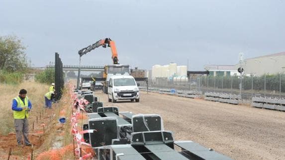 Colocación de protecciones acústicas del AVE en la localidad pacense de La Garrovilla.