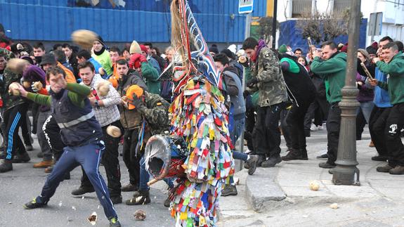 Jarramplas recibe una lluvia de nabos.