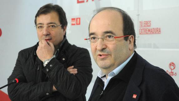 Guillermo Fernández Vara y Miquel Iceta en la sede del partido socialista en Mérida.