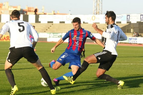 Willy, del Extremadura, intenta disparar ante un rival. :: r. mayayo