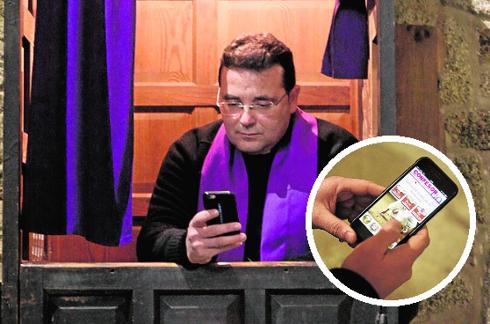 Fernando Alcázar, en el interior del confesionario de la ermita de la Paz