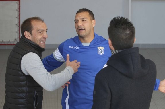 Eloy Jiménez dialoga con Moha en el túnel de vestuarios tras su expulsión del domingo. :: j. m. romero