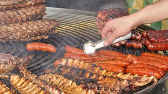 Las carnes cocinadas en la barbacoa son sospechosas de provocar cáncer.