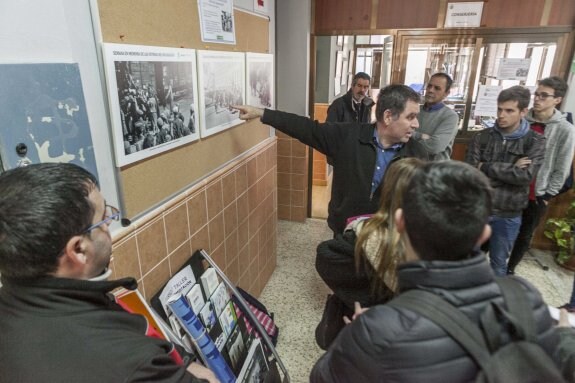 El historiador José Hinojosa explicando a sus alumnos la exposición sobre el Holocausto. :: jorge rey