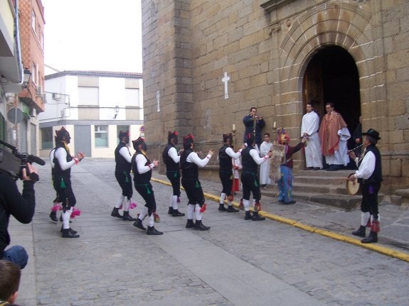 Los negritos recibiendo al sacerdote para subir a la ermita. :: j. c.