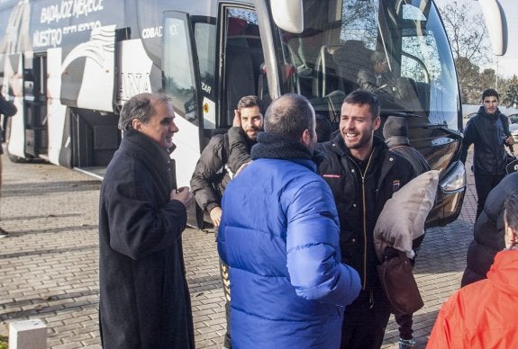 Parada saluda a varios aficionados que esperaban la llegada del equipo de Lorca. :: J. V. ARNELAS