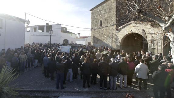 Cientos de vecinos de Monroy han despedido a su convecino Francisco Fernández Durán