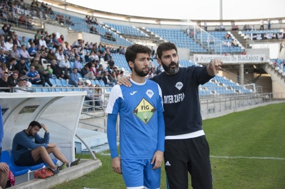 Álex Martín da instrucciones a Dani Cabello antes de saltar al campo. :: PAKOPÍ