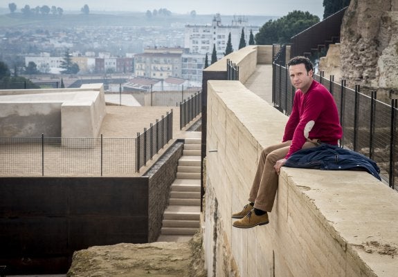 Antonio Ferrera sobre la muralla de la Alcazaba de Badajoz.