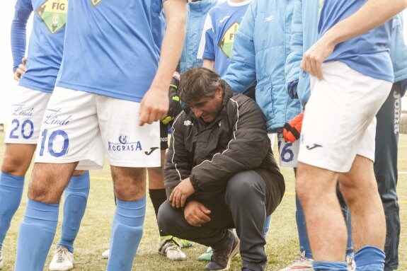 'Joseli', entrenador del juvenil que dirigió al primer equipo el domingo, ejemplifica como nadie el sufrimiento de los azulinos. :: jorge rey
