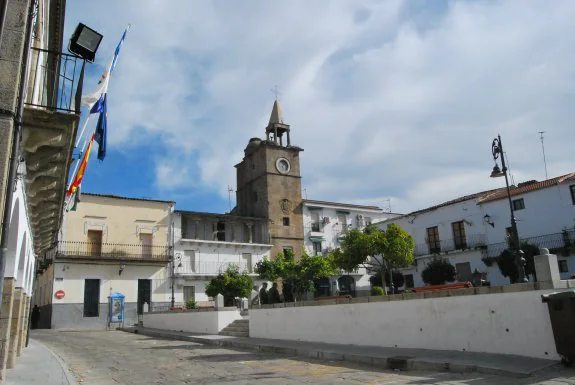 Plaza Mayor de Ceclavín, presidida por la torre que funcionó como cárcel. :: E.R.