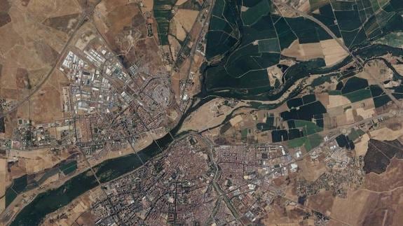 La ciudad de Badajoz en una imagen aérea como las que se han usado para detectar las construcciones sin registrar enCatastro. :: HOY
