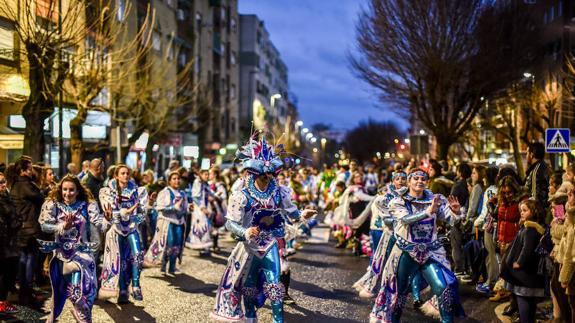 El premio de la tamborada se reparte entre las 12 comparsas participantes