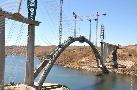 Obras del viaducto del AVE sobre el río Tajo. :: hoy