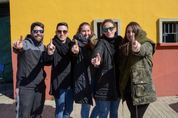 El grupo de carnavaleros que ayer acampó en la plaza de toros. 