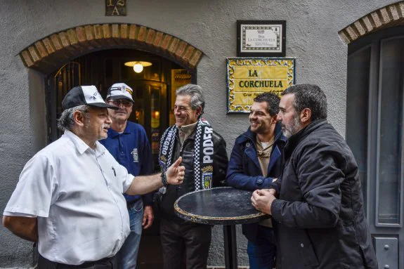 CD Badajoz. Ino Jiménez, Pepe Pérez, Paco Leal, Valdemar y Fran Leal en el Bar La Corchuela. :: JOSÉ VICENTE ARNELAS